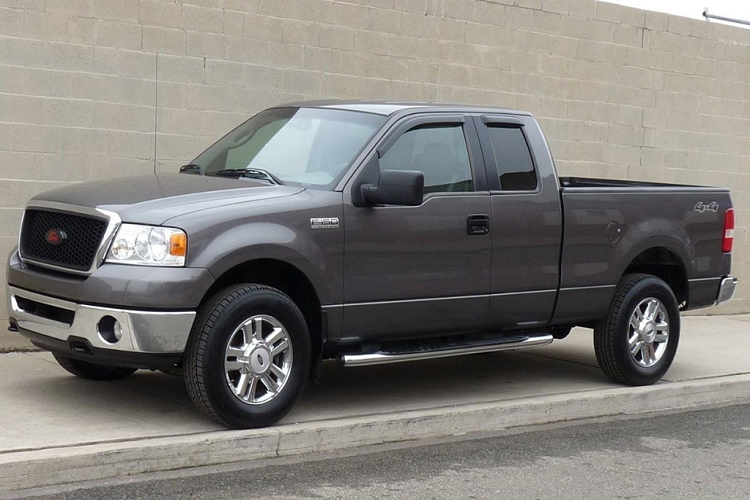 Tương tự người cha đáng kính, bà Alice cũng có tính giản dị khi chỉ sử dụng chiếc bán tải Ford F-150 từ năm 2006. Trước đó, cha của bà cũng sử dụng chiếc F-150 đời 1979 cho đến khi mất vào năm 1992.