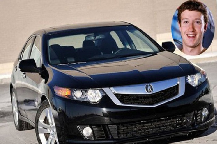 Nhà sáng lập và CEO của Facebook có tài sản ước tính hơn 50 tỷ USD. Khối tài sản này không khiến tỷ phú trẻ tuổi tiêu xài hoang phí. Zuckerberg vẫn sử dụng chiếc xe Acura TSX trị giá 30.000 USD.