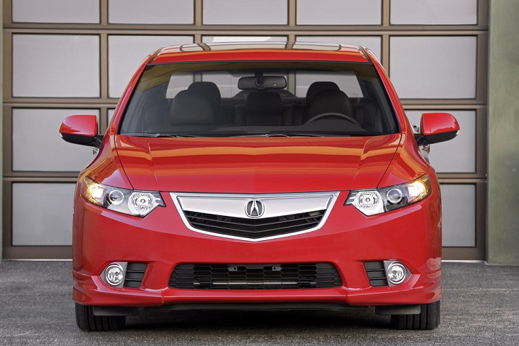 TSX của Zuckerberg là dòng sedan cỡ vừa, hạng trung của thương hiệu hạng sang Acura. Bên cạnh đó, một số bài báo cho biết tỷ phú này sở hữu thêm một chiếc hatchback thể thao Volkswagen Golf GTI.