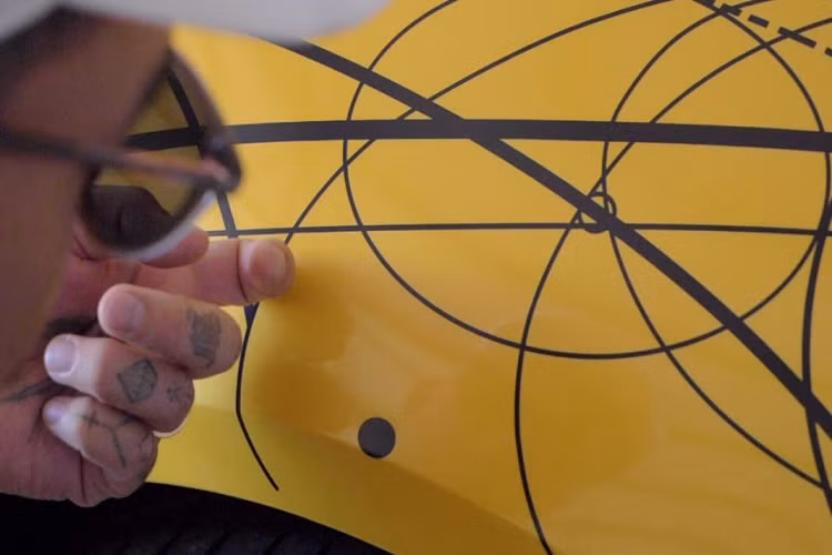 Trên nắp ca-pô, một biểu tượng hình học độc lập thu hút ánh nhìn về phần đầu xe, phía sau mạnh mẽ tập trung sự chú ý vào phần mui xe và nắp động cơ, cản va và hệ thống xả.