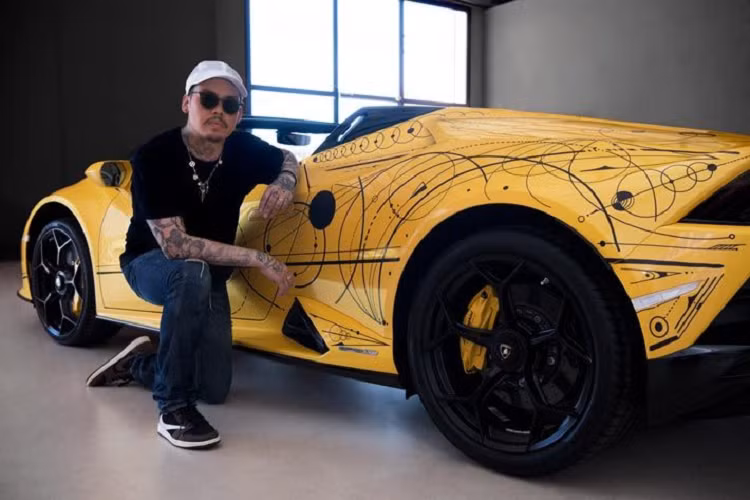 Dr.Woo được biết đến là một nghệ sĩ xăm hình nổi tiếng trên toàn thế giới. Những khách hàng của anh thường là những người nổi tiếng, điển hình là những ngôi sao Hollywood, nổi bật trong đó là những ca sĩ nổi tiếng như ca sỹ Miley Cyrus, rapper Drake,… và mới đây nhất chính là mẫu siêu xe Lamborghini Huracan Evo Spyder