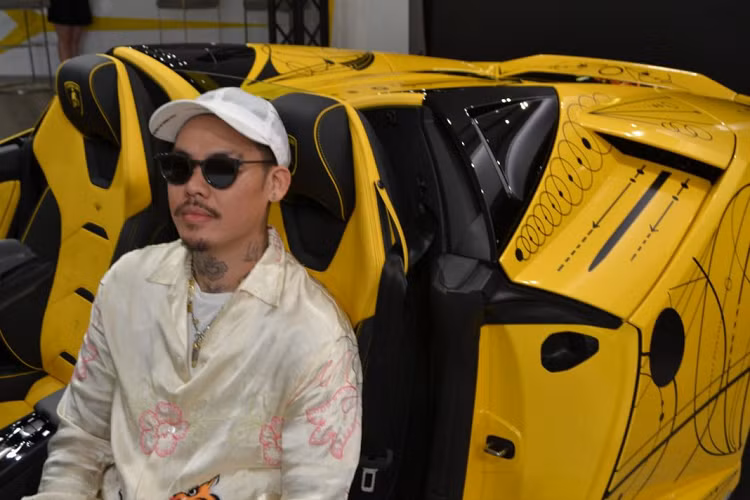 Với phiên bản Spyder ra mắt năm nay, Huracan Evo là V10 thuộc thế hệ tiếp theo của Lamborghini: lần đầu tiên có tính năng logic dự đoán về điều khiển động xe, với tính khí động học rất tinh vi.