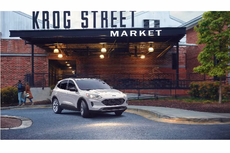 Mẫu xe Ford Escape 2020 mới sử dụng động cơ hybrid đã được Ford cải tiến, động cơ xăng dung tích 2.5L (động cơ chu trình Atkinson) và mô tơ điện sử dụng kết hợp với hộp số tự động vô cấp (CVT) đi cùng hệ dẫn động cầu trước (FWD) tiêu chuẩn. Ford cho biết, phiên bản động cơ hybrid này dự kiến cho công suất kết hợp khoảng 198 mã lực và tốc độ tối đa 85miles/ giờ (136 km/h) ở chế độ chạy hoàn toàn bằng điện.