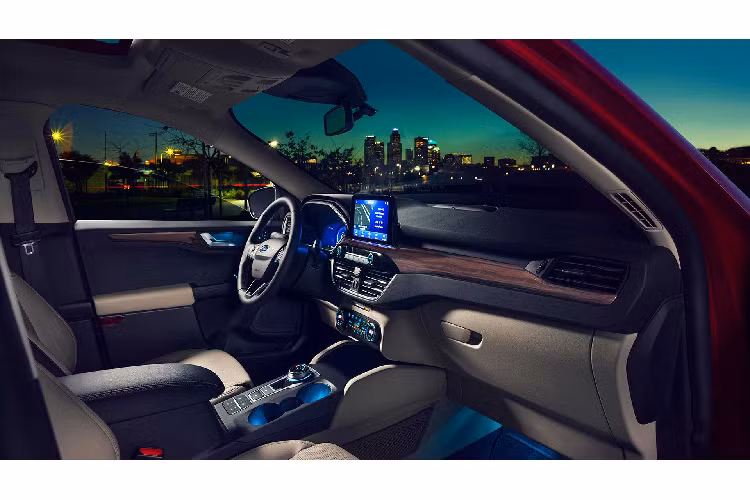 Mức tiêu hao nhiên liệu nói trên là một sự cải tiến vượt bậc so với Escape xưa và so với phiên bản Escape mới ra từ năm ngoái (với mức 9.05 L/100km cho đường hỗn hợp). Mức tiêu hao nhiên liệu mới giúp Escape cạnh tranh tốt hơn với những đối thủ cùng phân khúc như Toyota RAV4, Honda CR-V, Hyundai Tucson, Mazda CX-5...