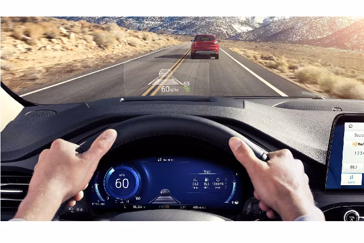 Ngoài việc sở hữu thêm mô tơ điện, phiên bản Ford Escape Hybrid 2020 có mức tiêu hao nhiên liệu tốt hơn là do nó bị cắt đi option ghế trượt ở hàng thứ 2. Nhưng cũng nhờ vậy mà khách hàng sẽ có nhiều khoảng không đầu, vai và chân hơn.