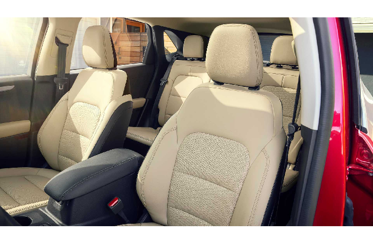 Về thiết kế, Ford Escape thế hệ mới ở hữu một diện mạo trẻ trung và thể thao hơn trước, các nhà thiết kế Ford đã lấy cảm hứng từ lưới tản nhiệt hình thang trên Mustang thế hệ thứ 6 để thiết kế lưới tản nhiệt cho Escape hoàn toàn mới, bên cạnh đó phần đầu xe còn vay mượn thiết kế từ siêu xe ‘’flagship’’ của hãng - Ford GT. Phần mui xe được thiết kế dốc hơn, trông mềm mại và bớt gồ ghề hơn thế hệ trước.