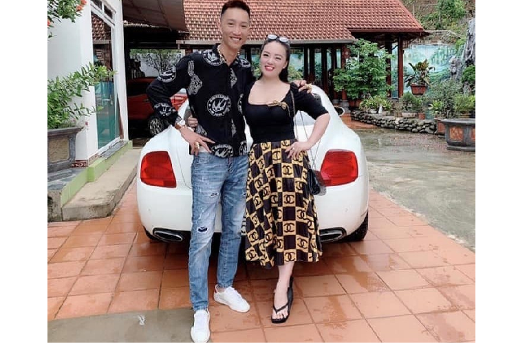 Ngoài cặp đôi SUV hạng sang Range Rover, Huấn "hoa hồng" còn từng chia sẻ hình ảnh chụp cùng với các mẫu xe siêu sang Rolls-Royce hay Bentley. Nhưng các xe này đều không thuộc sở hữu của "giang hồ" mạng xã hội này.