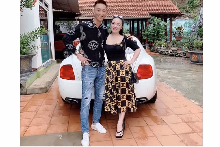 Ngoài cặp đôi SUV hạng sang Range Rover, Huấn "hoa hồng" còn từng chia sẻ hình ảnh chụp cùng với các mẫu xe siêu sang Rolls-Royce hay Bentley. Nhưng các xe này đều không thuộc sở hữu của "giang hồ" mạng xã hội này.