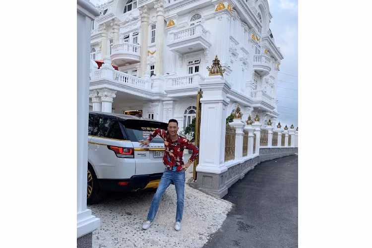 Người rao bán cho biết, chiếc SUV hạng sang Range Rover Sport này từng được mua với giá 6,4 tỷ đồng vào tháng 5 năm 2018. Đáng chú ý là người đứng tên sở hữu chiếc Range Rover Sport không phải là Huấn "hoa hồng". Nhiều khả năng hai chiếc Range Rover được Huấn "hoa hồng" khoe mạ vàng thực chất là sản phẩm của việc dán đề-can crôm vàng.