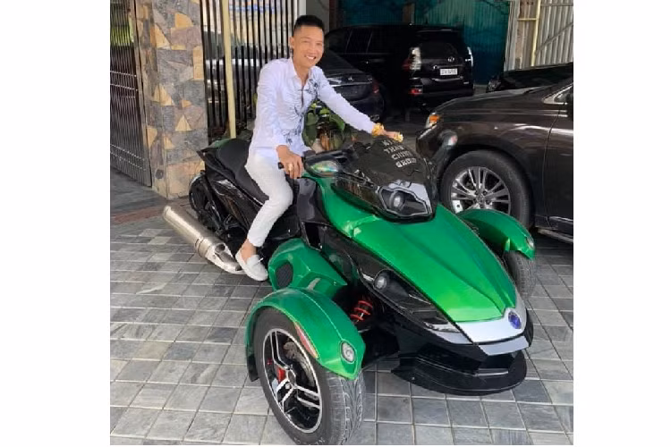 Môtô 3 bánh Can-Am Spyder Huấn "hoa hồng" khoe hàng.
