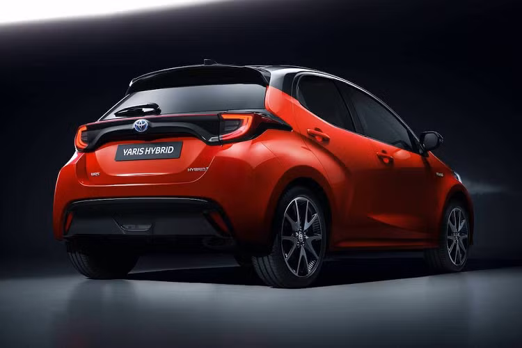 Tuy nhiên chiếc xe vẫn có không gian cabin rộng rãi hơn nhờ vào trục cơ sở và chiều rộng đều lớn hơn tới 50mm. Và dù đuợc tích hợp nhiều công nghệ hơn, chiếc xe vẫn nhẹ hơn tới 50kg so với người tiền nhiệm. Với nền tảng TNGA-B, Toyota đã có thể "chấp bút" cho Yaris một thiết kế đầy cảm xúc.