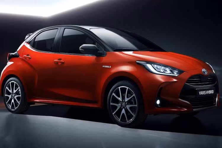 Trước khi nói về Toyota Yaris thế hệ mới, có một vấn đề cần làm rõ là thế hệ thứ 4 vừa ra mắt này sẽ được Toyota dành cho các thị trường chính là Nhật và châu Âu. Trong khi có cùng tên gọi, chiếc Yaris tại Mỹ là Mazda 2 đổi logo và ở một số nước châu Á khác (trong đó có cả Việt Nam) là một mẫu xe khác biệt hoàn toàn, với kích thước lớn hơn.