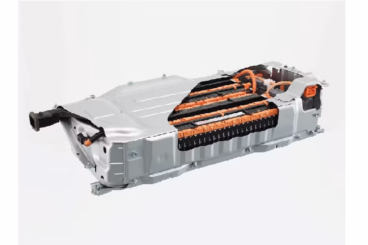 Riêng tại Nhật Bản, Yaris phiên bản hybrid còn có cấu hình hệ dẫn động 4 bánh điện E-Four - đây là lần đầu tiên một mẫu xe cỡ nhỏ được trang bị công nghệ này. Một lần nữa nhờ có TNGA-B, cảm giác lái của Yaris 2020 đã trở nên nhanh nhẹn và ổn định hơn. Kết quả này là sự tổng hoà của cả trọng lượng nhẹ và trọng tâm thấp hơn 15mm.