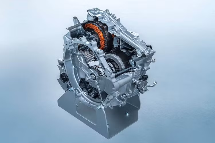 Toyota Yaris Hybrid 2020 mới có mức tiêu thụ nhiên liệu cùng hàm lượng khí thải CO2 đều thấp hơn 20% so với phiên bản tương đương thế hệ hiện tại, nhưng lại có công suất cao hơn 15%. Dù không công bố chính xác hiệu năng nhưng do Yaris Hybrid hiện nay đang đạt tổng công suất 99 mã lực, hệ động lực của chiếc xe mới được dự đoán sẽ rơi vào khoảng 113 mã lực.