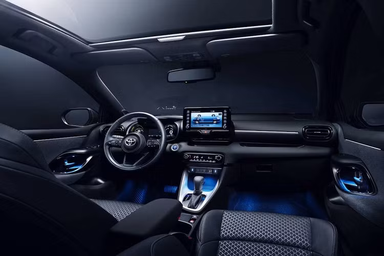 Theo Toyota, hãng đã tạo ra nội thất của Yaris mới theo triết lý "ít là nhiều", sử dụng các vật liệu cao cấp hơn và những bề mặt mềm mại. Điều này không chỉ giúp cho chiếc xe đem tới cảm giác sang trọng hơn so với thế hệ trước, mà còn thân thiện hơn với cả người lái và hành khách. Bảng táp-lô của Yaris 2020 không chỉ có thiết kế mới, mà còn được làm mỏng và đặt thấp hơn.