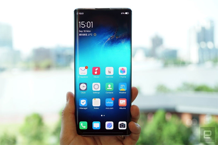 Vivo Nex 3 (700 USD) - Đây là chiếc điện thoại đầu tiên trên thế giới được trang bị màn hình "thác nước", cho diện tích hiển thị chiếm 99,6% mặt trước. Để có được thiết kế này, hãng đã loại bỏ các phím bấm vật lý ở cạnh bên. Mặt lưng của máy nổi bật với hệ thống 3 camera xếp trong vòng tròn với tên gọi Lunar Ring. Ngoài ra, máy cũng được trang bị công nghệ sạc nhanh Super FlashCharge có công suất 44 W. 