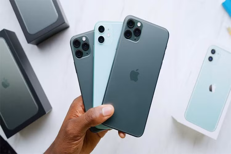 iPhone 11 Pro Max (1.099 USD) - Ngoại hình của máy không có nhiều thay đổi so với XS Max. Điểm khác biệt lớn nhất trên chiếc máy này nằm ở cụm 3 camera khi được bổ sung ống kính góc siêu rộng. Ngoài ra, máy cũng nhận được một số cải tiến như nâng cấp bộ xử lý mới hay tăng thời lượng pin.
