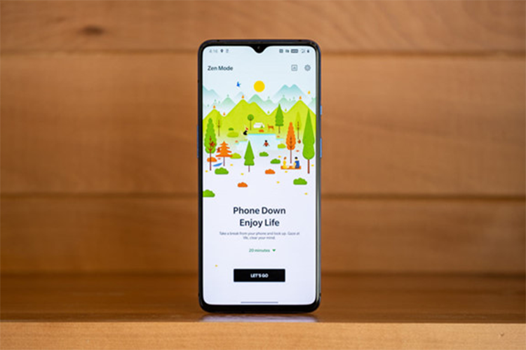 OnePlus 7T (600 USD) - Máy có thiết kế mặt trước tương đồng với chiếc OnePlus 7 khi sử dụng màn hình giọt nước. Màn hình này sử dụng tấm nền OLED, tần số quét 90 Hz, hỗ trợ công nghệ hiển thị HDR10 và HDR10+. Phần mặt lưng được hoàn thiện từ chất liệu kính mờ, làm bo cong đều sang hai cạnh.