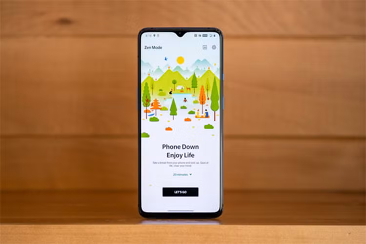 OnePlus 7T (600 USD) - Máy có thiết kế mặt trước tương đồng với chiếc OnePlus 7 khi sử dụng màn hình giọt nước. Màn hình này sử dụng tấm nền OLED, tần số quét 90 Hz, hỗ trợ công nghệ hiển thị HDR10 và HDR10+. Phần mặt lưng được hoàn thiện từ chất liệu kính mờ, làm bo cong đều sang hai cạnh.