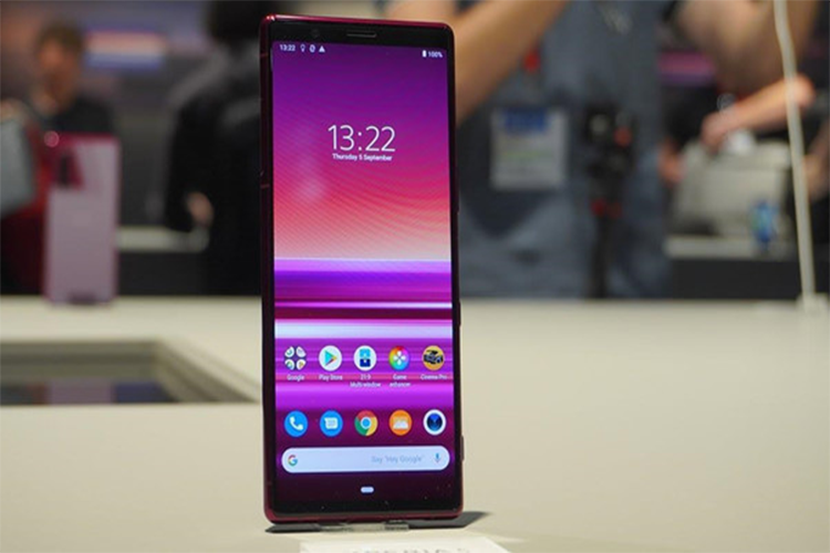 Sony Xperia 5 - Tương tự mẫu Xperia 1, model này cũng được trang bị màn hình tỷ lệ 21:9 CinemaWide, nhưng kích thước giảm xuống còn 6,1 inch. Xperia 5 có cấu hình thuộc dạng cao cấp với chip Snapdragon 855, RAM 6 GB, bộ nhớ trong 128 GB chuẩn kháng nước/bụi IP68 cùng cảm biến vân tay cạnh bên. Sony sẽ bắt đầu bán Xperia 5 từ tháng 10, nhưng mức giá vẫn chưa được tiết lộ.