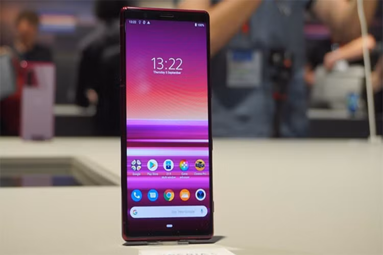 Sony Xperia 5 - Tương tự mẫu Xperia 1, model này cũng được trang bị màn hình tỷ lệ 21:9 CinemaWide, nhưng kích thước giảm xuống còn 6,1 inch. Xperia 5 có cấu hình thuộc dạng cao cấp với chip Snapdragon 855, RAM 6 GB, bộ nhớ trong 128 GB chuẩn kháng nước/bụi IP68 cùng cảm biến vân tay cạnh bên. Sony sẽ bắt đầu bán Xperia 5 từ tháng 10, nhưng mức giá vẫn chưa được tiết lộ.