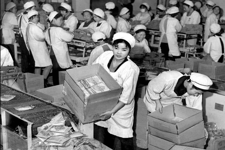 Vào cuối thập niên 60, Nintendo còn sản xuất gạo ăn liền nhưng không thành công. Hiroshi sau đó quyết định chỉ tập trung vào mảng kinh doanh trò chơi. Lúc ấy, thị trường thẻ bài đã bão hòa, mọi người cần thứ gì đó mới mẻ hơn. Ảnh: Getty Images. 