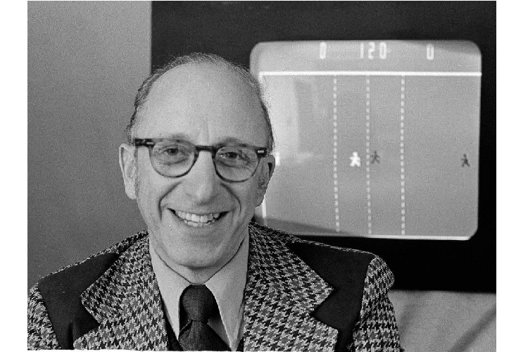 Ralph Baer - kỹ sư người Mỹ gốc Đức, cũng đóng vai trò quan trọng. Ông là người phát triển máy game chơi trên TV có tên Magnavox Odyssey. Khi nhìn thấy tiềm năng, Nintendo đã mua bản quyền sản phẩm vào năm 1975. Ảnh: AP. 