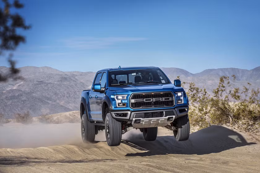 Đứng đầu trong phân khúc xe ôtô địa hình 2019 phải kể đến Ford Ranger Raptor. Chiếc bán tải sử dụng động cơ diesel 2,2 lít với các trang bị cao cấp dành cho một chiếc xe đa địa hình. Raptor dài 5.398 mm, rộng 2.180 mm và cao 1.873 mm, khoảng sáng gầm 283 mm. La-zăng hợp kim 17 inch kèm lốp đa địa hình. Là mẫu xe "đàn em" của chiếc bán tải Mỹ đình đám F-150, Raptor hướng đến nhóm khách hàng thích chinh phục những kiểu đường địa hình phức tạp.