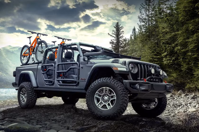 Do dựa trên nền tảng dòng xe ôtô offroad Wrangler nổi tiếng, những chiếc bán tải Jeep Gladiator 2020 có được khả năng vượt địa hình ấn tượng và chịu tải tốt. Gladiator có khoảng sáng gầm lên tới 28,2cm, khả năng lội nước sâu 76,2cm, góc tới 43,6 độ, góc thoát 26 độ và góc vượt đỉnh dốc tối đa 20,3 độ. Khi bắt đầu được mở bán, Gladiator sẽ chỉ có duy nhất phiên bản động cơ xăng V6 3.6l Pentastar nạp khí tự nhiên với công suất 285 mã lực và mô-men xoắn 352Nm.