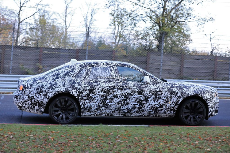 Được giới thiệu tại Triển lãm ôtô Frankfurt năm 2009, Ghost nhanh chóng chiếm được tình cảm của khách hàng với ngoại hình sang trọng, tinh tế và có phần nhẹ nhàng cả về kiểu dáng lẫn giá cả so với "người anh" Phantom. Nó được cho là nhắm lới những khách hàng trẻ trung và có "khẩu vị".