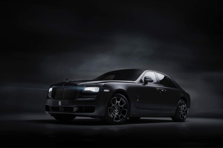 Trong khi cả thế giới đang hướng về triển lãm SEMA 2019, hãng xe siêu sang Rolls-Royce lại tiếp tục làm điều khác biệt khi mang "đứa con tinh thần" Ghost phiên bản đặc biệt "Ghost Black Badge", kỷ niệm cho sự kết thúc 10 năm hành trình của dòng xe ăn khách này tới Triển lãm ôtô cổ điển NEC ở Vương quốc Anh.