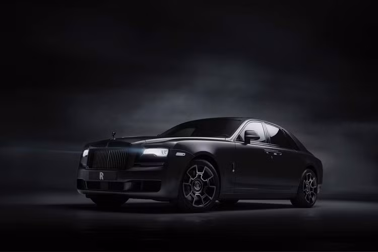 Trong khi cả thế giới đang hướng về triển lãm SEMA 2019, hãng xe siêu sang Rolls-Royce lại tiếp tục làm điều khác biệt khi mang "đứa con tinh thần" Ghost phiên bản đặc biệt "Ghost Black Badge", kỷ niệm cho sự kết thúc 10 năm hành trình của dòng xe ăn khách này tới Triển lãm ôtô cổ điển NEC ở Vương quốc Anh.