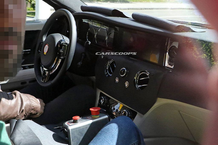 Dù cho sử dụng nền tảng khung gầm mới, Ghost 2021 sẽ vẫn mang kiểu dáng thiết kế quen thuộc và đặc trưng của nhà Rolls-Royce và giữ nguyên kiểu cửa mở "tự sát" quen thuộc, thậm chí nó còn được kỳ vọng sẽ sở hữu phần cản trước thanh mảnh và nội thất hiện đại hơn với cụm công cụ kĩ thuật số, màn hình giải trí cỡ lớn và bộ chuyển số được cập nhật.