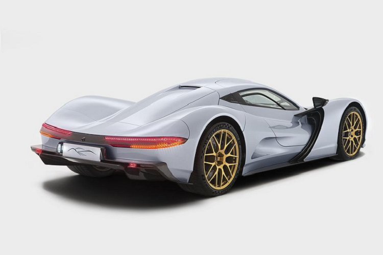 Bên trong khoang nội thất, hãng xe mang tới một không gian “xa xỉ và hiện đại” với “các chi tiết mỏng manh nhưng không kém phần linh hoạt.” Và với góc nhìn này, có vẻ như hãng xe Nhật Bản đã thiết kế khoang cabin với trung tâm là người lái.