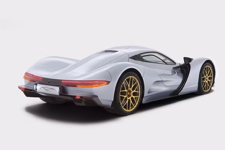 Bên trong khoang nội thất, hãng xe mang tới một không gian “xa xỉ và hiện đại” với “các chi tiết mỏng manh nhưng không kém phần linh hoạt.” Và với góc nhìn này, có vẻ như hãng xe Nhật Bản đã thiết kế khoang cabin với trung tâm là người lái.