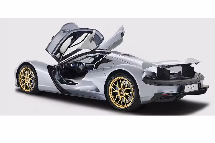 Một loạt các trang bị tiêu chuẩn bao gồm đèn hậu dải LED hiện đại, hệ thống camera sau tích hợp trên gương (CMS), cổng kết nối USB, định vị sat-nav, kiểm soát khí hậu, bốn màn hình hiển thị, đèn viền nội thất, chìa khóa thông minh. Các trang bị an toàn &amp; hỗ trợ người lái khác có thể kể tới như hệ thống kiểm soát pin (BMS), cảnh báo áp suất lốp (TPMS), cân bằng điện tử ESP, phanh ABS, kiểm soát lực kéo TCS và Hỗ trợ đánh lái.