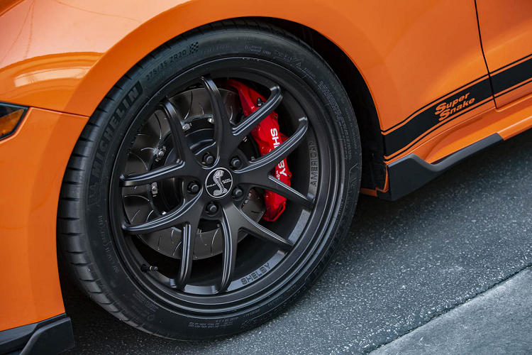 Đó gần như là tất cả những nâng cấp mà Bold Edition mang lại cho Ford Shelby Super Snake. Động cơ và hiệu suất của dòng xe này không được nâng cấp, xe vẫn mang khối động cơ Coyote V8, dung tích 5.0 lít được nâng cấp với bộ siêu nạp dành cho Super Snake.