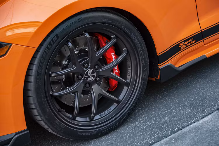 Đó gần như là tất cả những nâng cấp mà Bold Edition mang lại cho Ford Shelby Super Snake. Động cơ và hiệu suất của dòng xe này không được nâng cấp, xe vẫn mang khối động cơ Coyote V8, dung tích 5.0 lít được nâng cấp với bộ siêu nạp dành cho Super Snake.