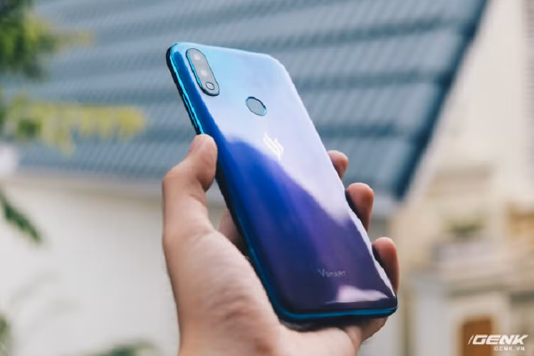 Mặt lưng của Joy 2+ khá giống với Joy 1+ khi vẫn được làm bằng nhựa, kèm theo cụm camera kép đặt dọc và cảm biến vân tay. 