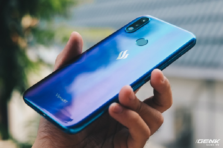 Tuy nhiên, điện thoại Vsmart Joy 2 Plus mới đã mang đến cho Joy 2+ hiệu ứng màu sắc gradient mới trẻ trung hơn và bắt kịp với xu hướng. 