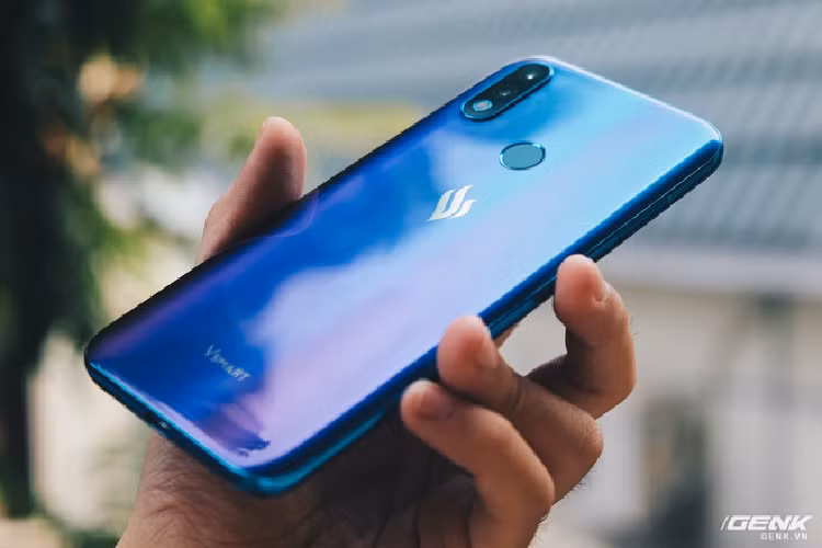 Tuy nhiên, điện thoại Vsmart Joy 2 Plus mới đã mang đến cho Joy 2+ hiệu ứng màu sắc gradient mới trẻ trung hơn và bắt kịp với xu hướng. 