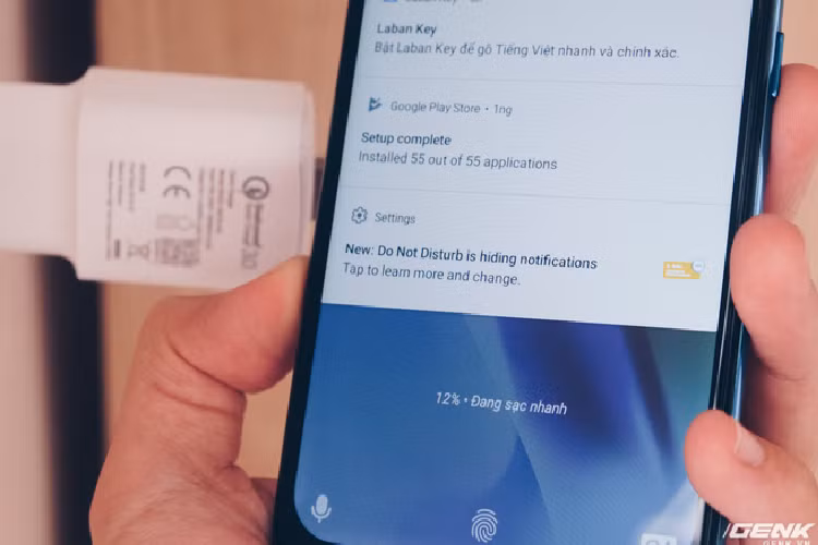 Vsmart cũng rất chăm chút cho người dùng khi trang bị cho Joy 2+ bộ sạc nhanh chuẩn Quick Charge 3.0 - không mấy nhà sản xuất làm điều này đối với các sản phẩm giá rẻ của mình. 