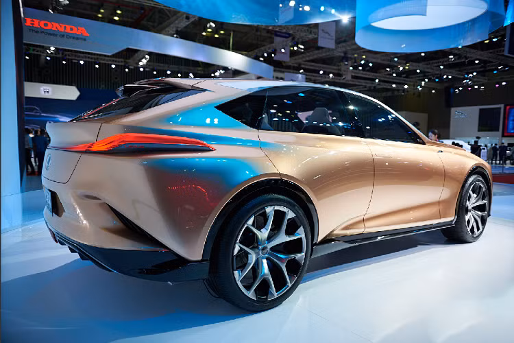 Trần xe được hạ thấp, trong khi khung gầm nâng cao hơn có kích thước 1.605 mm nhằm nhấn mạnh khả năng vận hành vượt trội của một mẫu xe crossover thực dụng. Cũng giống như các mẫu xe Lexus hiện tại, lưới tản nhiệt hình con suốt là điểm nhấn đặc trưng của thiết kế tổng thể, thậm chí trên chiếc LF-1 còn đặc biệt ấn tượng hơn.