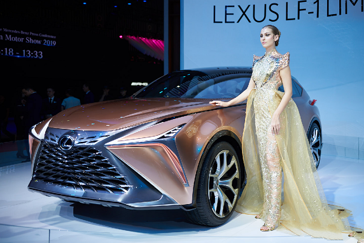 Mẫu xe concept Lexus LF-1 Limitless mới ra mắt tại VMS 2019 lần này mang tới định nghĩa hoàn toàn mới cho một mẫu xe crossover hạng sang hàng đầu. Kết hợp giữa khả năng vận hành vượt trội với thiết kế sang trọng đỉnh cao, Lexus LF-1 Limitless tự tin mang lại trải nghiệm không giới hạn về công nghệ và thiết kế hiện đại tới khách hàng.