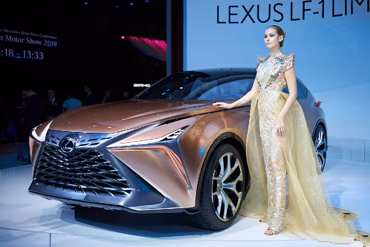 Mẫu xe concept Lexus LF-1 Limitless mới ra mắt tại VMS 2019 lần này mang tới định nghĩa hoàn toàn mới cho một mẫu xe crossover hạng sang hàng đầu. Kết hợp giữa khả năng vận hành vượt trội với thiết kế sang trọng đỉnh cao, Lexus LF-1 Limitless tự tin mang lại trải nghiệm không giới hạn về công nghệ và thiết kế hiện đại tới khách hàng.