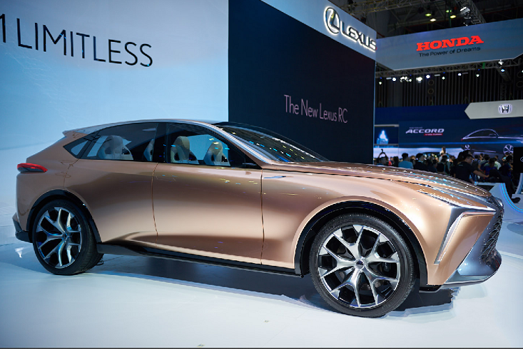 Nhằm tạo điểm nhấn từ phía sau, cánh hướng gió trên LF-1 được thiết kế hơi nhô ra, tách biệt cùng với đường cong nổi bật, thu hút mọi ánh mắt xung quanh. Khi nhìn từ xa, những chi tiết ở 2 góc phía đuôi xe trông giống như ống xả nhưng thực chất đó là lỗ thông hơi để không khí thoát ra khi đi qua cầu sau.