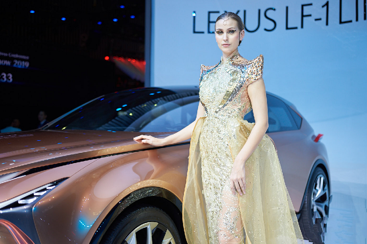 Với các công nghệ tiên phong và phong cách cuốn hút tuyệt vời, mẫu xe concept Lexus LF-1 Limitless tượng trưng cho tiềm năng vô hạn hướng tới những trải nghiệm đỉnh cao cho những khách hàng tương lai.