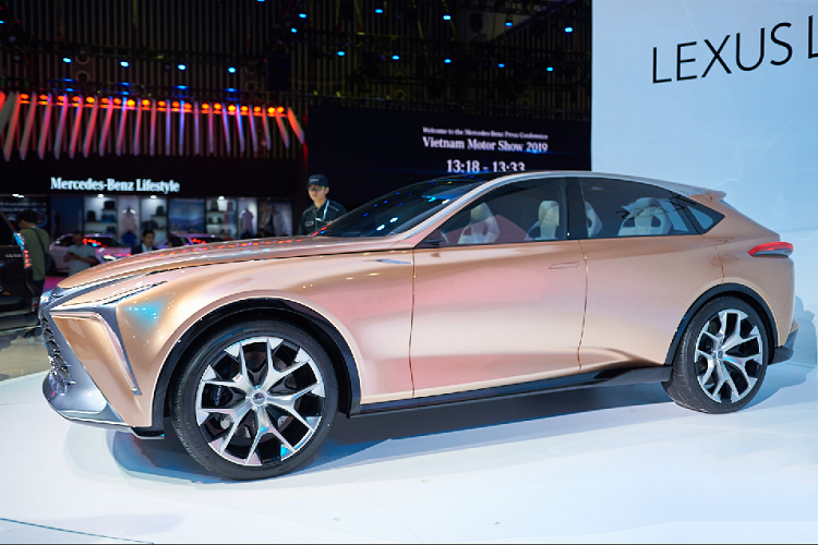 Chi tiết lưới tản nhiệt được đồng nhất bắt đầu từ phía đuôi xe, kéo dài lên phía trước, đem đến mẫu xe hình dáng tổng thể hoàn mỹ. Cùng với ấn tượng chiều sâu 3D về màu sắc, trung tâm nghiên cứu CALTY đã tạo thêm điểm nhấn trên lưới tản nhiệt, khiến chiếc xe vô cùng ấn tượng và nổi bật.