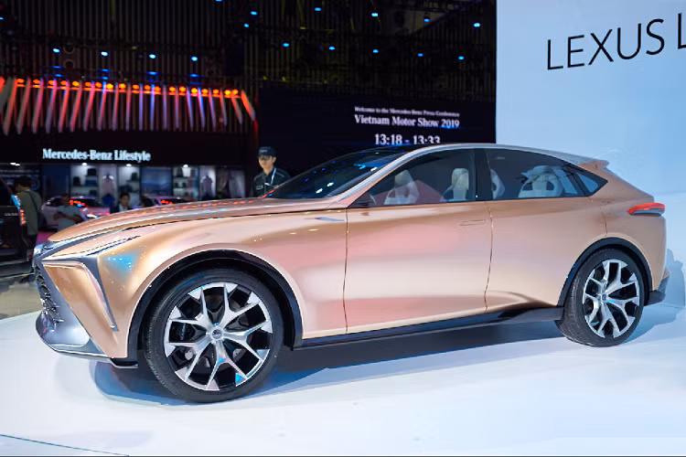 Chi tiết lưới tản nhiệt được đồng nhất bắt đầu từ phía đuôi xe, kéo dài lên phía trước, đem đến mẫu xe hình dáng tổng thể hoàn mỹ. Cùng với ấn tượng chiều sâu 3D về màu sắc, trung tâm nghiên cứu CALTY đã tạo thêm điểm nhấn trên lưới tản nhiệt, khiến chiếc xe vô cùng ấn tượng và nổi bật.