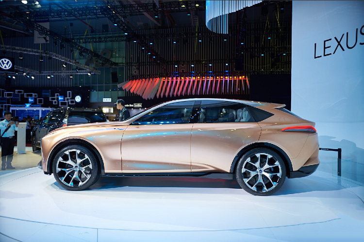 LF-1 Limitless toát lên hình ảnh thể thao, mạnh mẽ. Cabin xe được thiết kế rộng hơn về phía sau và mâm xe kích thước 22-inch với tai xe hơi phồng lên được đẩy ra xa 4 góc gây ấn tượng với khả năng tăng tốc trong nháy mắt của LF-1 Limitless.